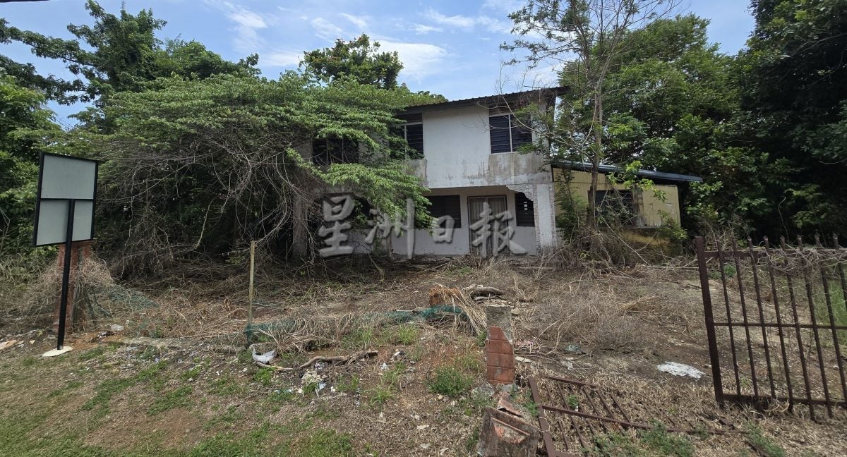 (古城第二版主文)荒屋引黑蛇出没 吓坏邻居