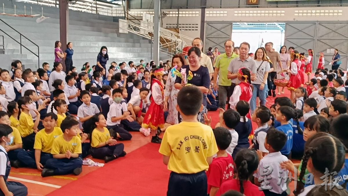 东:(已签发)中菁欢送谢春萍副校长 欢迎马秋诗副校长 祝福迈向新辉煌