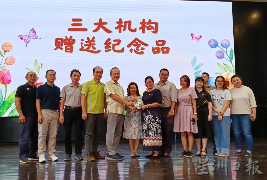 东:(已签发)中菁欢送谢春萍副校长 欢迎马秋诗副校长 祝福迈向新辉煌