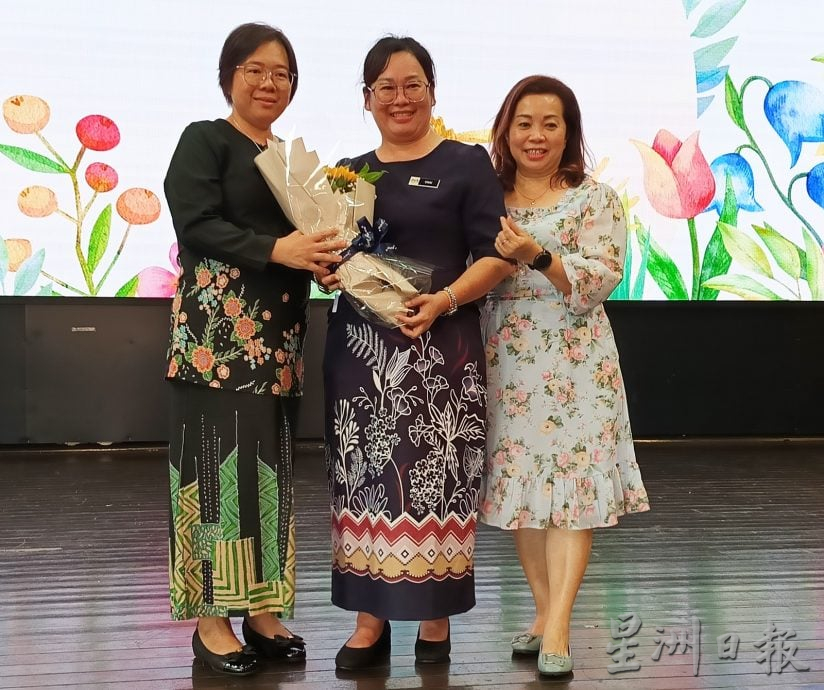 东:(已签发)中菁欢送谢春萍副校长 欢迎马秋诗副校长 祝福迈向新辉煌