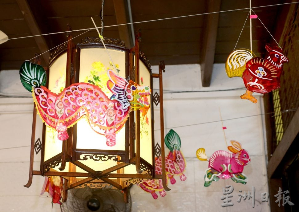 怡旧街场店挂传统灯笼 传承文化点亮中秋氛围