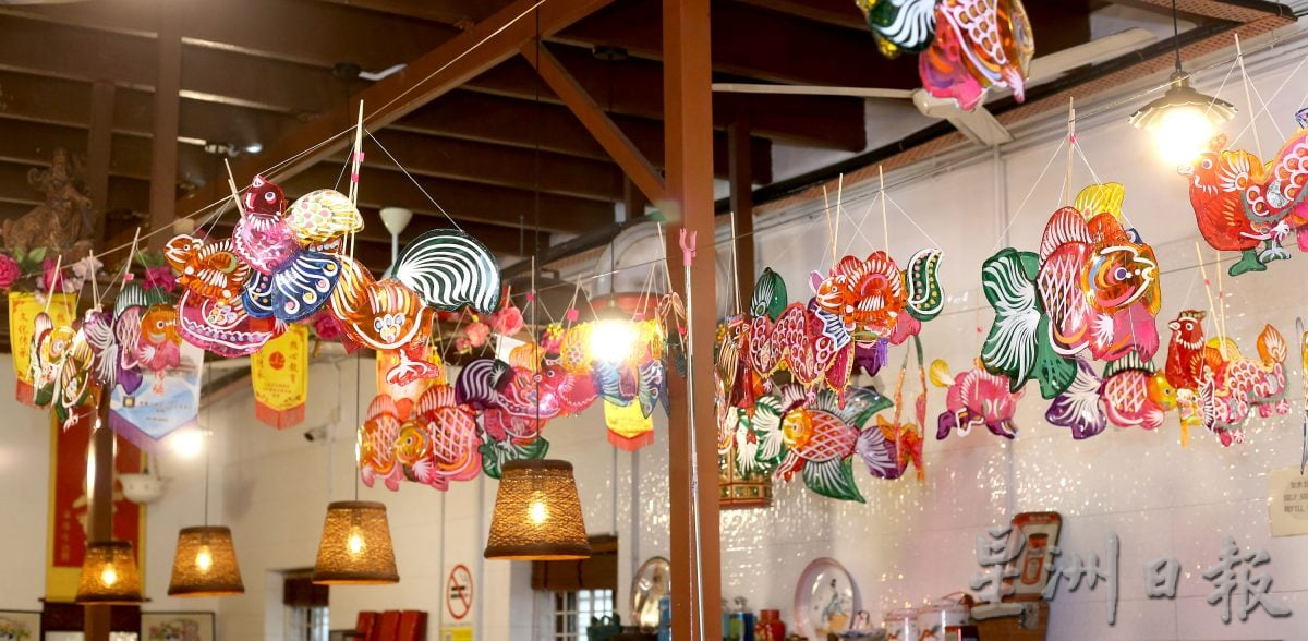 怡旧街场店挂传统灯笼 传承文化点亮中秋氛围