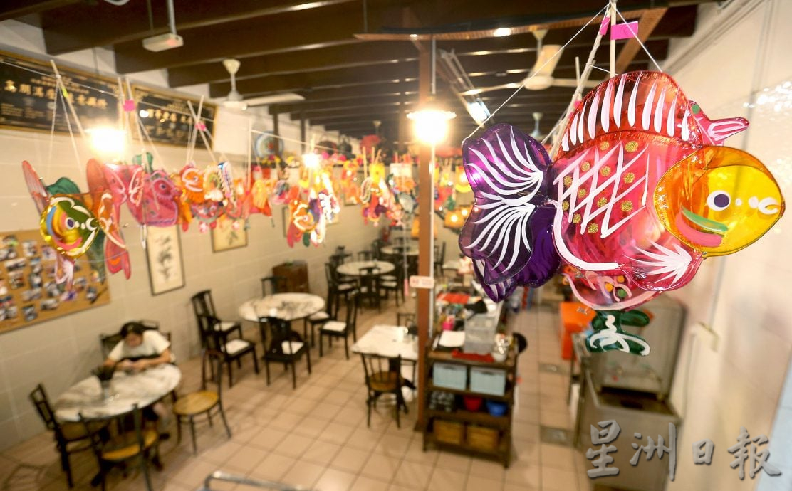 怡旧街场店挂传统灯笼 传承文化点亮中秋氛围