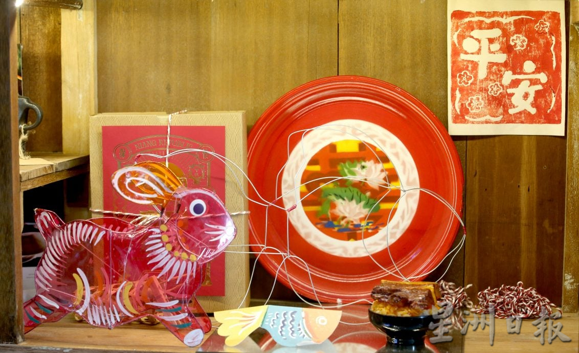 怡旧街场店挂传统灯笼 传承文化点亮中秋氛围