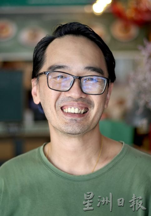 怡旧街场店挂传统灯笼 传承文化点亮中秋氛围