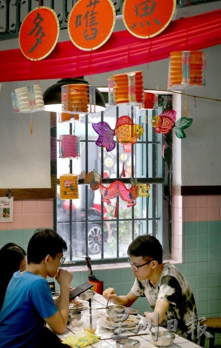 怡旧街场店挂传统灯笼 传承文化点亮中秋氛围