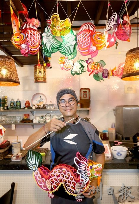 怡旧街场店挂传统灯笼 传承文化点亮中秋氛围