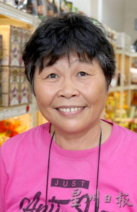 怡旧街场店挂传统灯笼 传承文化点亮中秋氛围