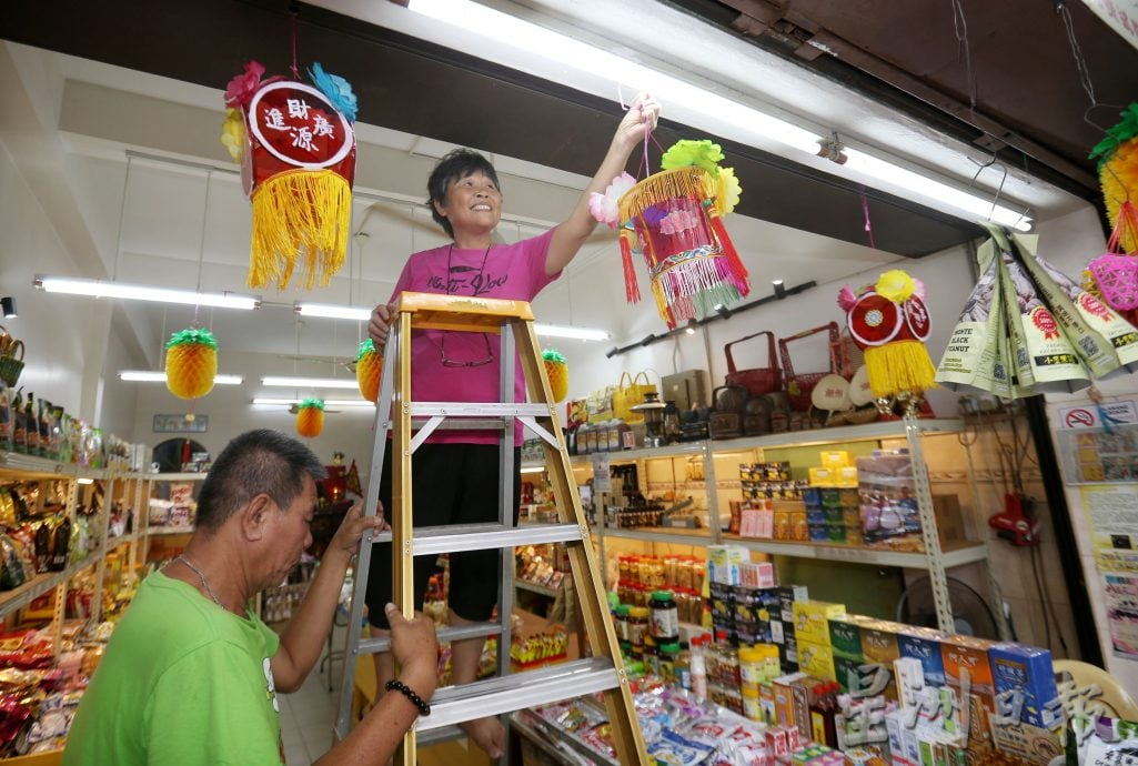 怡旧街场店挂传统灯笼 传承文化点亮中秋氛围