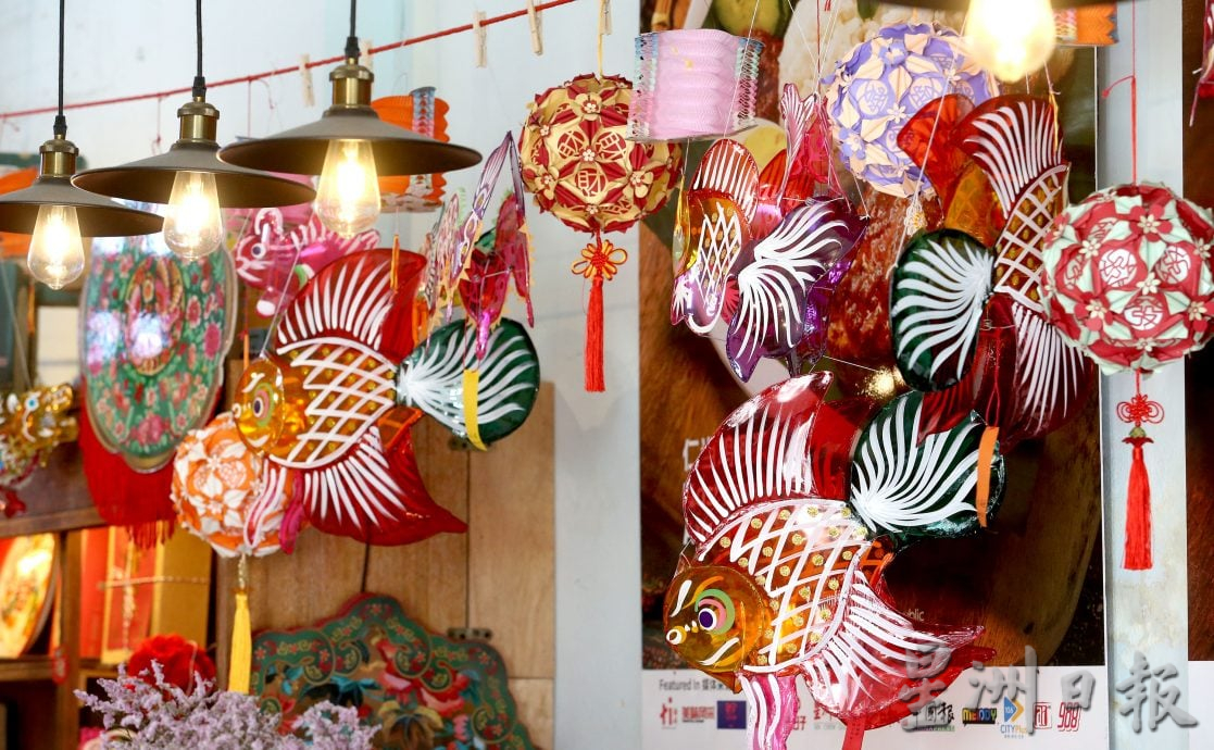 怡旧街场店挂传统灯笼 传承文化点亮中秋氛围