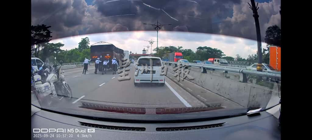 （已签发）柔：罗里大道中央抛锚   交警合力移开疏导交通获赞