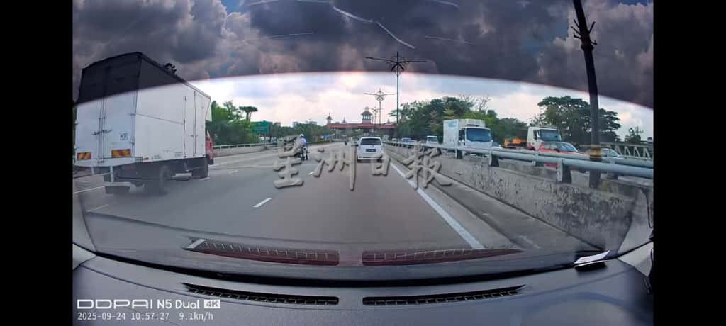 （已签发）柔：罗里大道中央抛锚   交警合力移开疏导交通获赞