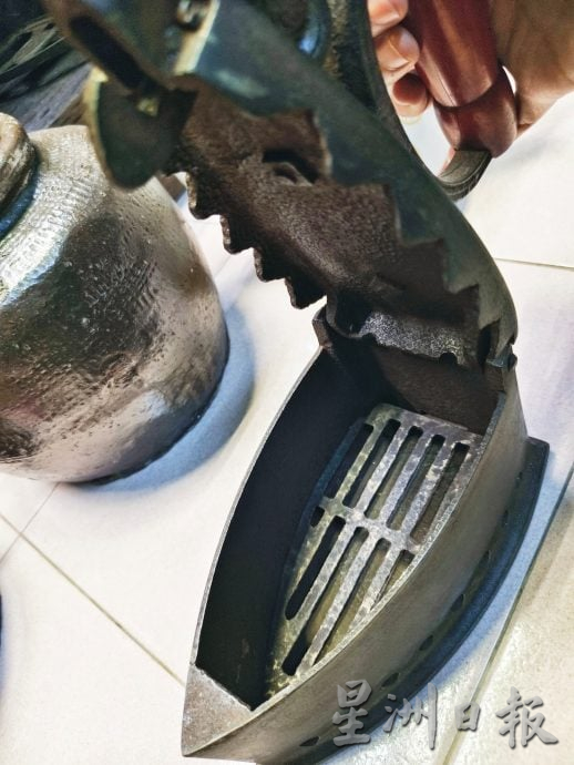 28/9各地方版：星角摄：传统熨斗设计不一 火炭熨斗和铸铁熨斗诉说陈年故事
