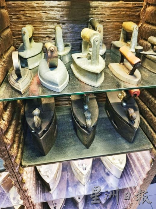 28/9各地方版：星角摄：传统熨斗设计不一 火炭熨斗和铸铁熨斗诉说陈年故事