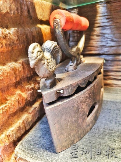 28/9各地方版：星角摄：传统熨斗设计不一 火炭熨斗和铸铁熨斗诉说陈年故事