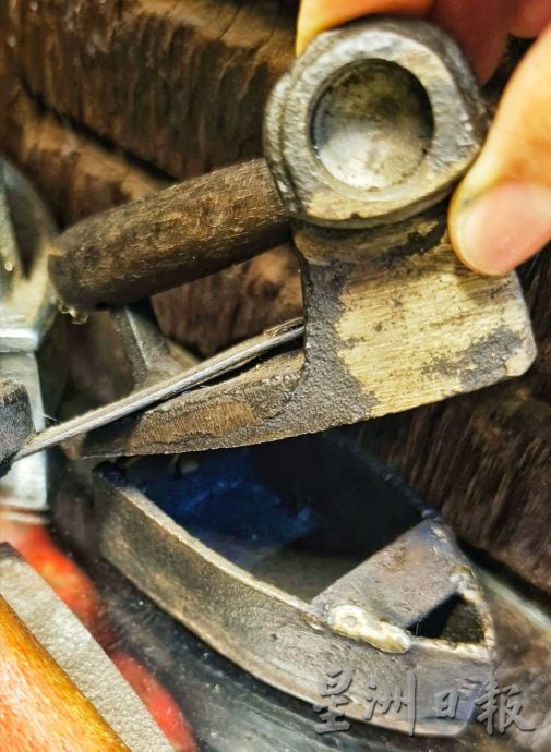 28/9各地方版：星角摄：传统熨斗设计不一 火炭熨斗和铸铁熨斗诉说陈年故事