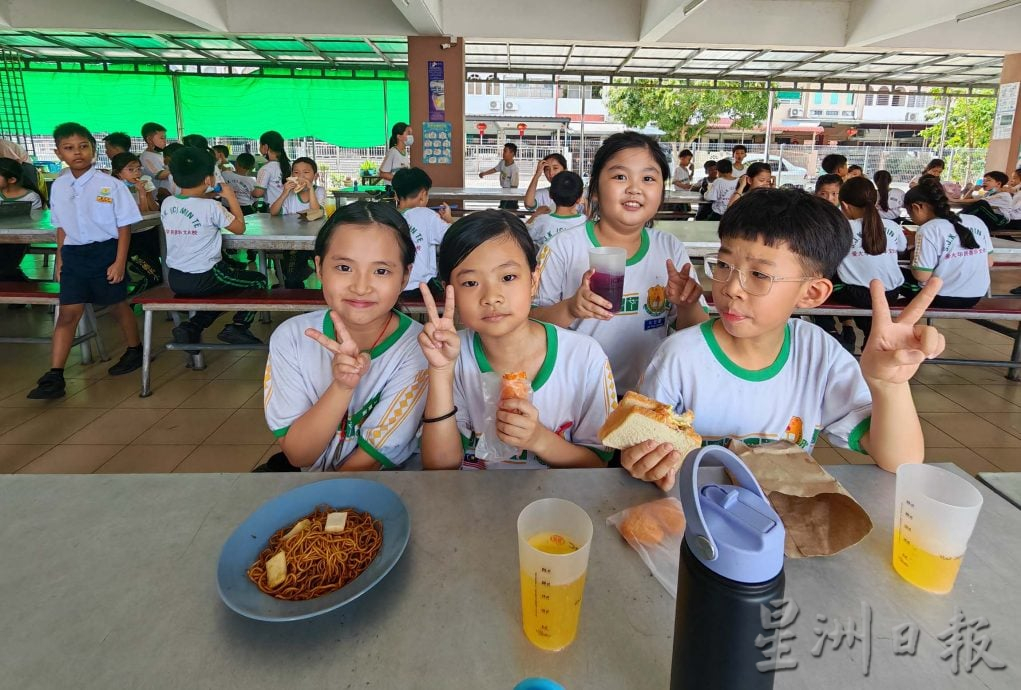 倪凤凤:确保不售不健康食品 校长监督食堂食物