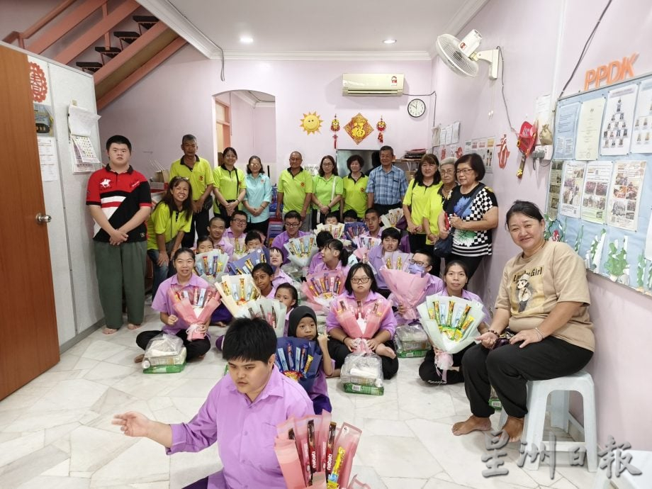 东:百乐县林氏宗亲会响应总会推动的爱心慈善活动 为直凉特殊培训关怀中心学生献上关怀