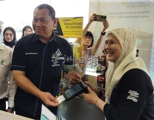 （已签发）柔：**版二头**拉哈曼首体验BUDI 95   赞让全柔9534活跃警员受惠