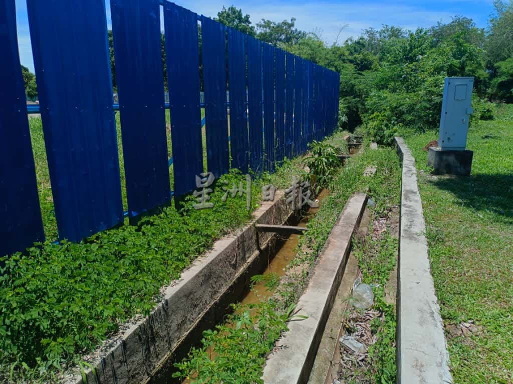 （古城第三版主文）幸福花园废车丢弃路边 霸占公共空间及衍生卫生问题