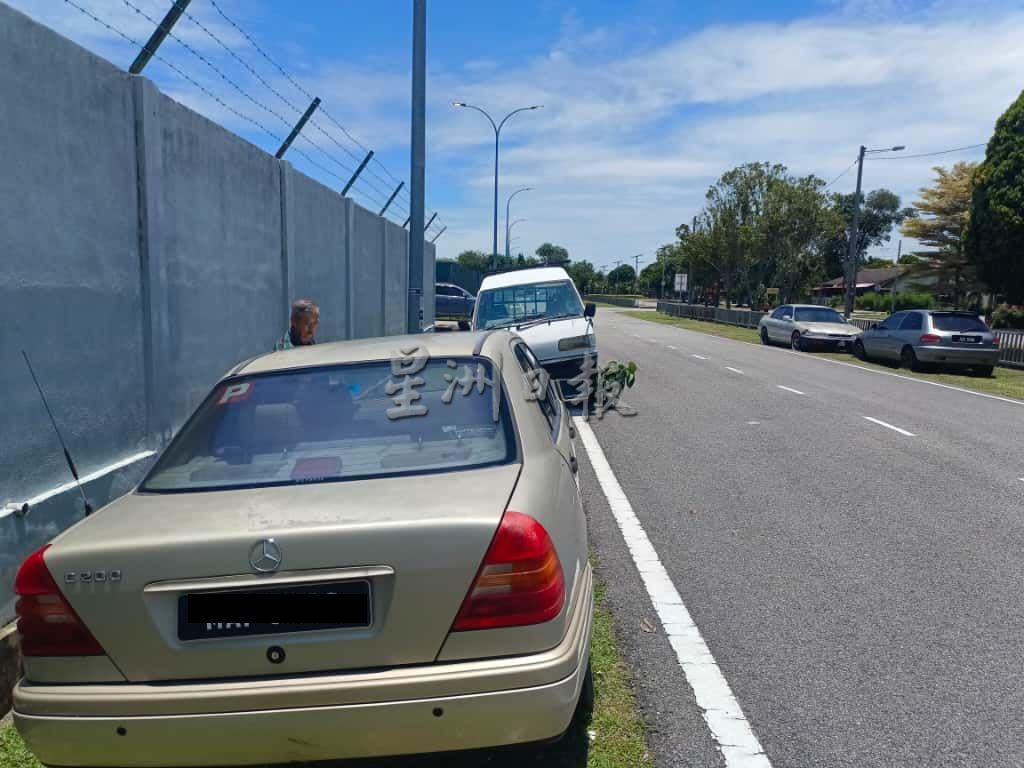（古城第三版主文）幸福花园废车丢弃路边 霸占公共空间及衍生卫生问题