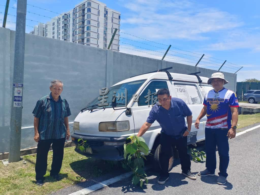 （古城第三版主文）幸福花园废车丢弃路边 霸占公共空间及衍生卫生问题