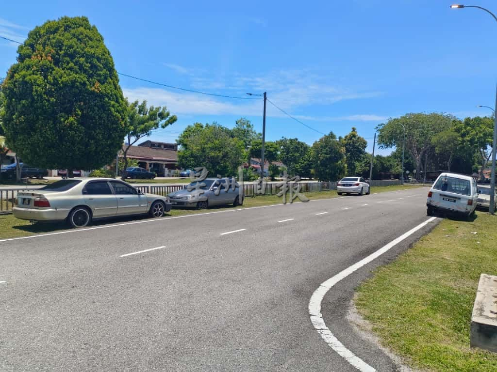 （古城第三版主文）幸福花园废车丢弃路边 霸占公共空间及衍生卫生问题