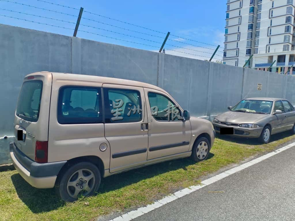 （古城第三版主文）幸福花园废车丢弃路边 霸占公共空间及衍生卫生问题