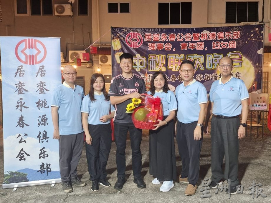 (已签发)柔:中秋晚会发扬传统文化 吸引銮逾400人提灯笼游行