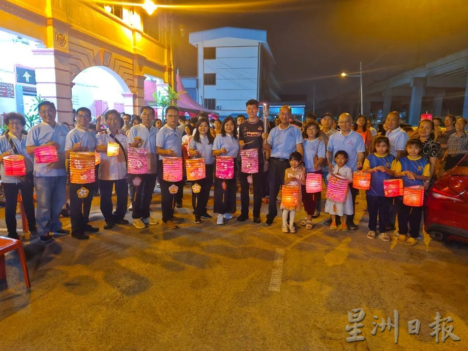 (已签发)柔:中秋晚会发扬传统文化 吸引銮逾400人提灯笼游行