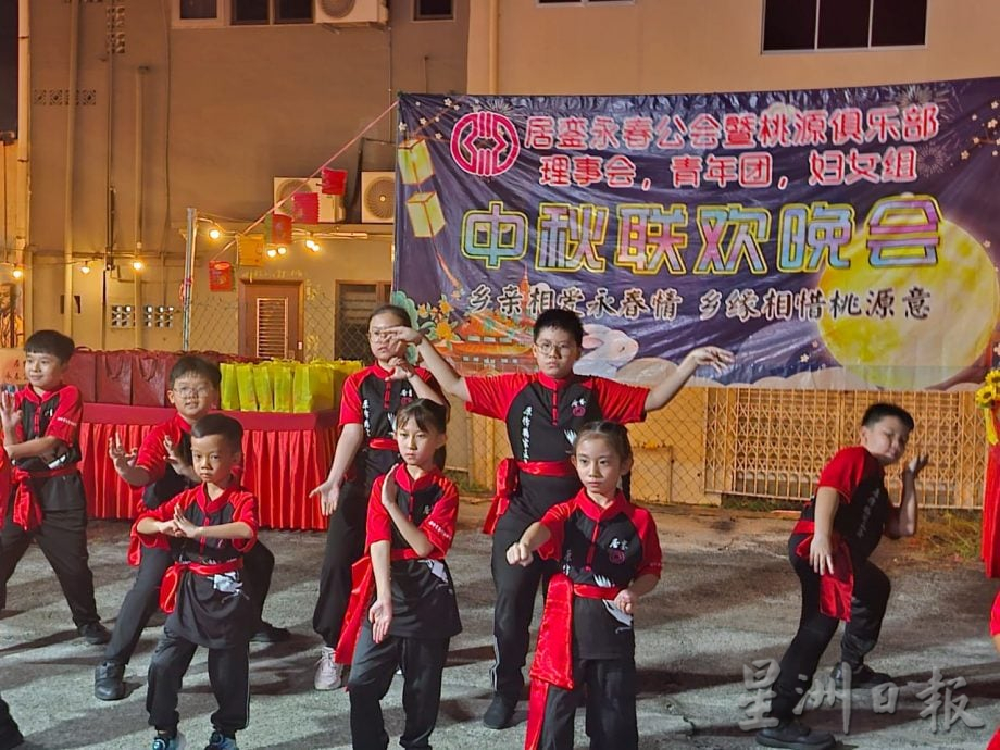 (已签发)柔:中秋晚会发扬传统文化 吸引銮逾400人提灯笼游行