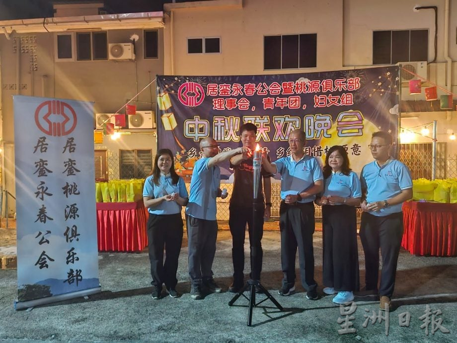 (已签发)柔:中秋晚会发扬传统文化 吸引銮逾400人提灯笼游行