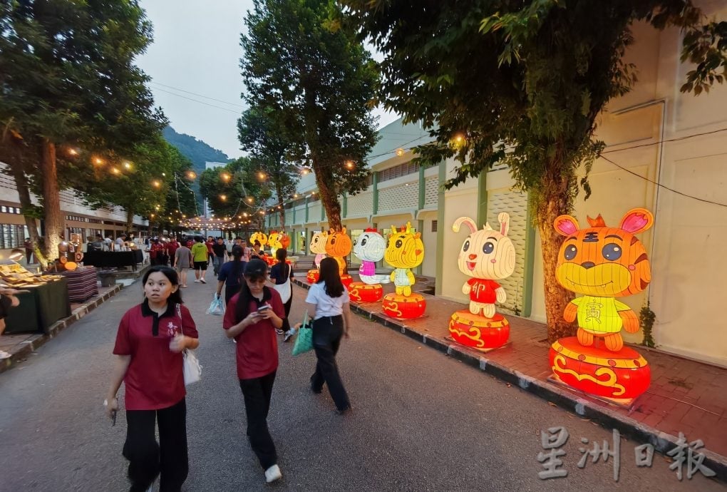 (已签发)柔:**版头**峇华中课室布置活动 列入马来西亚纪录大全