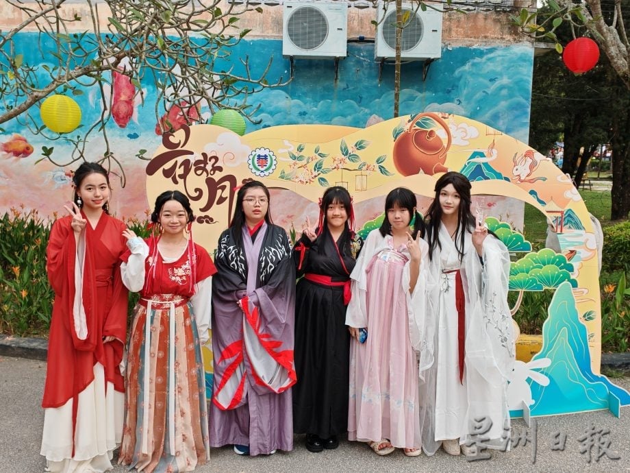 (已签发)柔:**版头**峇华中课室布置活动 列入马来西亚纪录大全