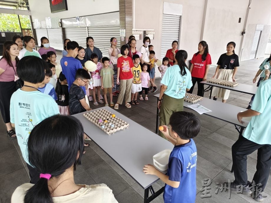 东:阅玩阅开心活动亲子共游戏和听绘本 梁志:绘本开启智慧