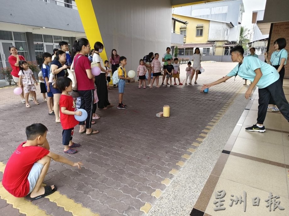 东:阅玩阅开心活动亲子共游戏和听绘本 梁志:绘本开启智慧