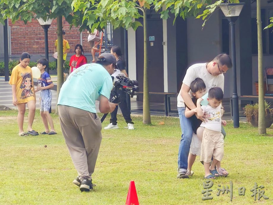 东:阅玩阅开心活动亲子共游戏和听绘本 梁志:绘本开启智慧