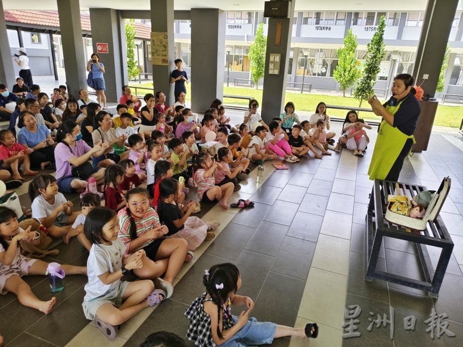 东:阅玩阅开心活动亲子共游戏和听绘本 梁志:绘本开启智慧