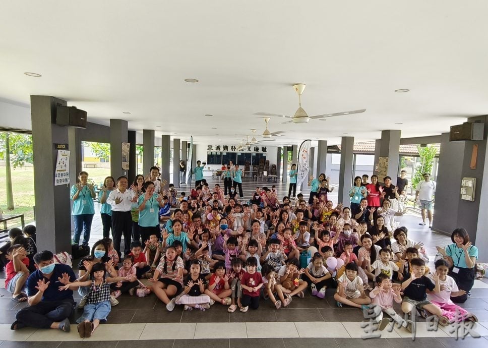 东:阅玩阅开心活动亲子共游戏和听绘本 梁志:绘本开启智慧