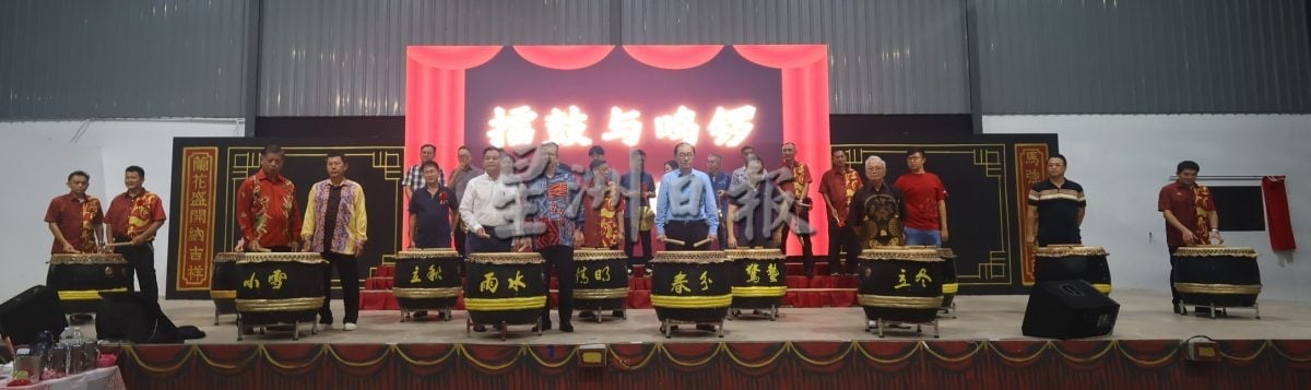 东:已签发:马兰华小永久名誉顾问丹斯里廖中莱呼吁家长与老师,正确引导孩子使用手机与人工智能,继续发扬百年树人的华教精神