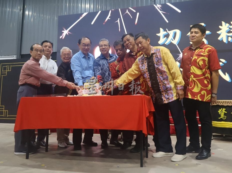 东:已签发:马兰华小永久名誉顾问丹斯里廖中莱呼吁家长与老师,正确引导孩子使用手机与人工智能,继续发扬百年树人的华教精神