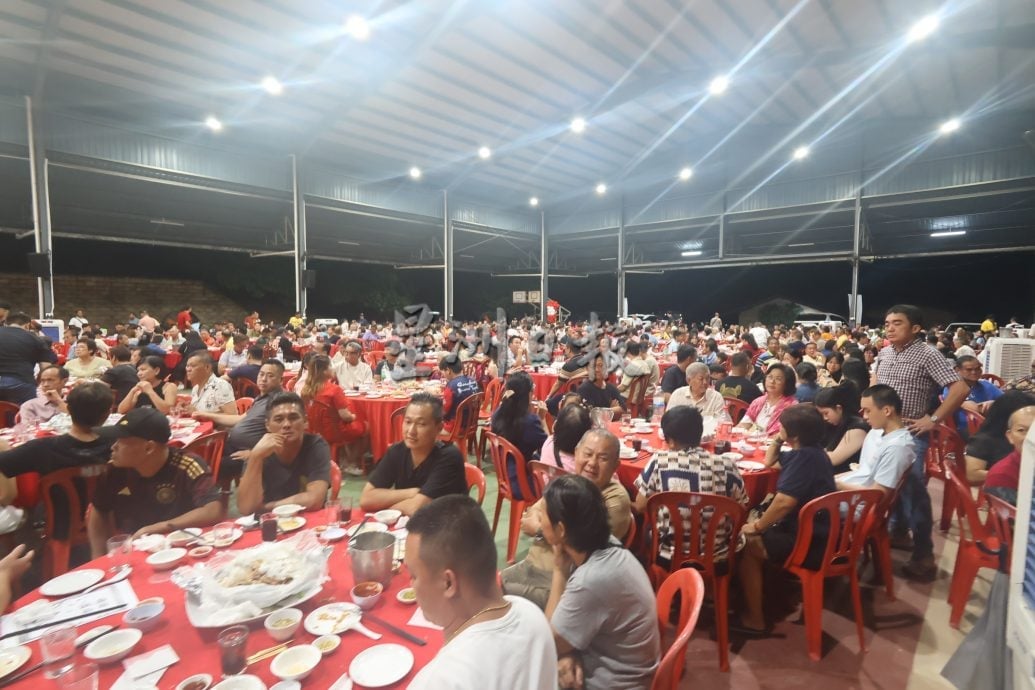 东:已签发:马兰华小永久名誉顾问丹斯里廖中莱呼吁家长与老师,正确引导孩子使用手机与人工智能,继续发扬百年树人的华教精神