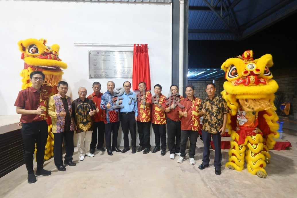 东:已签发:马兰华小永久名誉顾问丹斯里廖中莱呼吁家长与老师,正确引导孩子使用手机与人工智能,继续发扬百年树人的华教精神