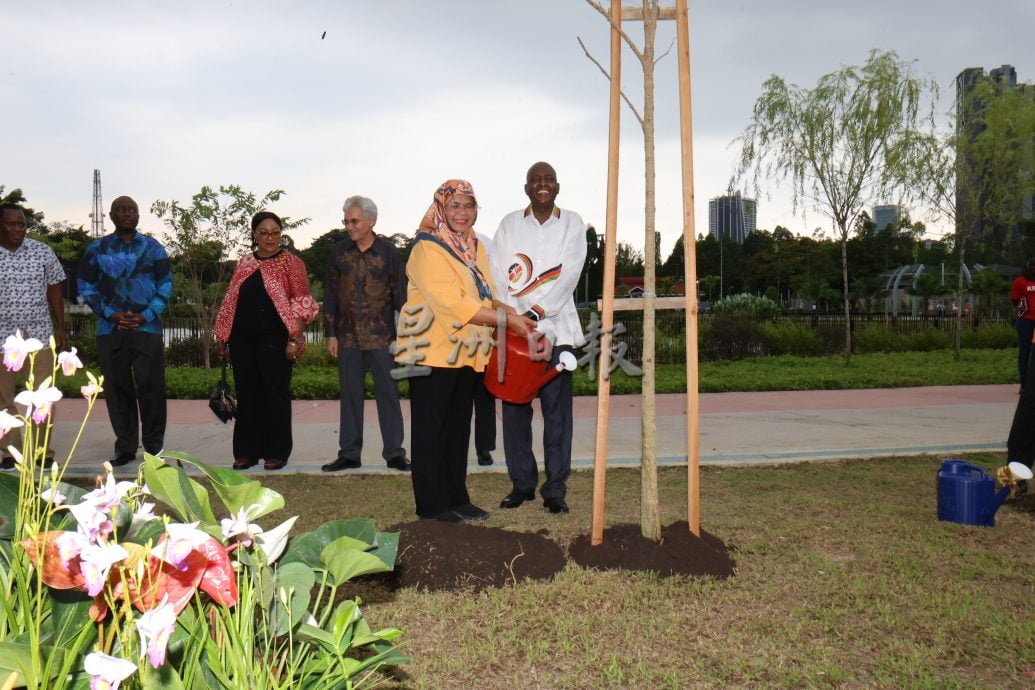 me03副文-大都会/DBKL植树 庆大马与肯雅60周年建交/2图