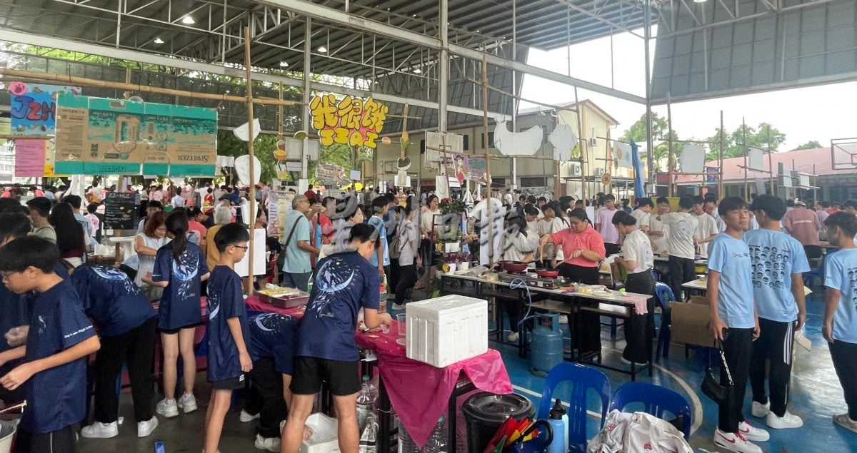 培南独中70周年校庆义卖会 风雨无阻各界撑伞力挺