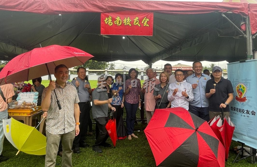 培南独中70周年校庆义卖会 风雨无阻各界撑伞力挺