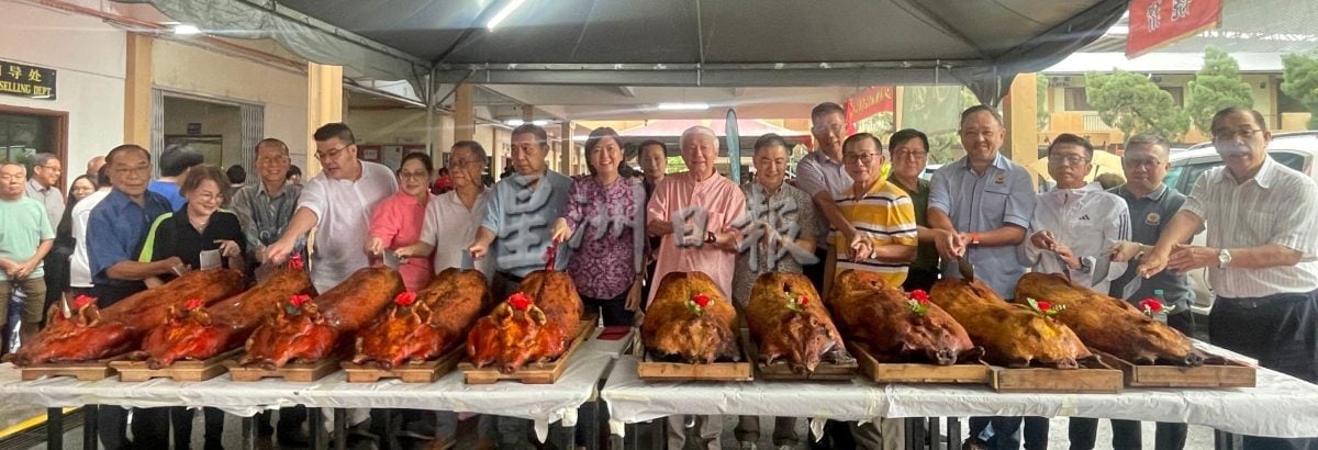 培南独中70周年校庆义卖会 风雨无阻各界撑伞力挺