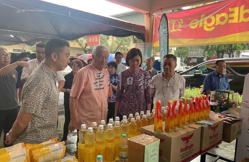 培南独中70周年校庆义卖会 风雨无阻各界撑伞力挺