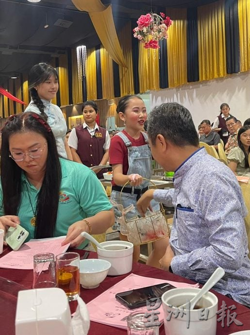 供星洲网：第二份礼到了！谢琪清加码3万6千，为芙中英华小80周年庆带来总额6万令吉大红包