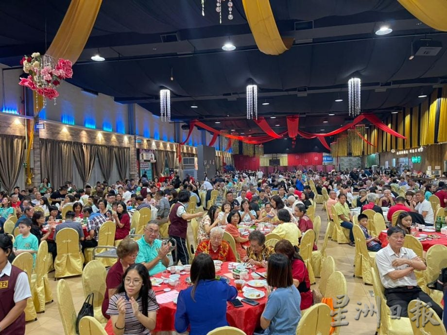 供星洲网：第二份礼到了！谢琪清加码3万6千，为芙中英华小80周年庆带来总额6万令吉大红包